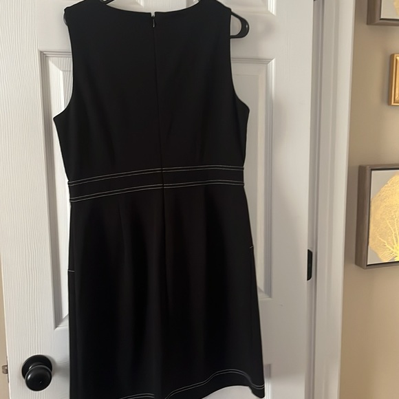 Tommy Hilfiger Button Scuba-Crepe Shift Dress - Black 12 EUC - Picture 4 of 4